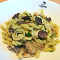 アルティザン ドゥ ラ トリュフ パリ - ショートパスタ トロフィエ 甲イカと白麗茸、ズッキーニのジェノベーゼ