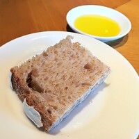 アルティザン ドゥ ラ トリュフ パリ - パンとオリーブオイル