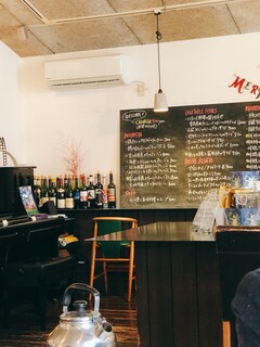 Galerie+wine cafe TURM - ピアノもあります♪