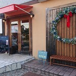 アンドエフカフェ - 店舗前に大きなツリーが