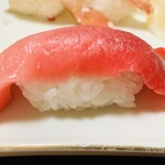 すし徳 - 「ひがしもの・中トロ」を横から…