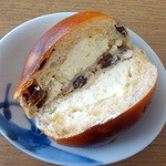 カタネベーカリー - チーズ入りブドウパン160円