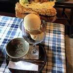 夢空間 はしまや - グラスの中は葡萄と林檎のコンポート、洋酒が効いた芋のアイスに底には細かく刻まれたクランチチョコ。上のミルフィーユには中に生チョコと上には芋のペースト状のクリーム。一度で何度も楽しめるのが最高です。