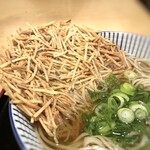 生粉蕎麦 玄 - ◆以前他店舗を利用した際のごぼう天は薄くスライスした品でしたが、 形状を変えられたようで千切りにしたゴボウを纏めて揚げてありました。 揚げ置きです。