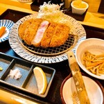 箱崎 井のかわず - 特選ロースかつ膳（１５００円 ２００ｇ） ご飯と味噌汁は〆で頂くので 乗っていません