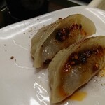 菜香餃子房 - 自家製の花山椒と黒酢と辣油で食べると格別に❗