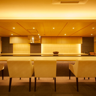 【臨場感あるカウンター席で”旬”をお愉しみください】