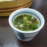 釜あげうどん 長田 in 香の香 - 出汁にねぎと生姜を入れます