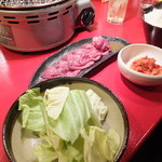 合資会社　谷カルビ商店 - このセットにはキャベツやキムチがついてきます。