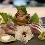きはる - 泳ぎサバ刺し、炙り鯖刺し、ゴマサバ盛合せ。〜ねっとりとした鯖の青魚特有の香りが好きだな。さらに炙りで香ばしさを感じ、最後はゴマサバに。