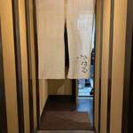 きはる - 玄関からは、いきなり店内に入るイメージ。