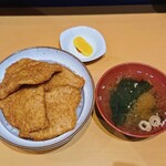 とんかつ太郎 - 4枚カツ丼950円＋みそ汁わかめ110円