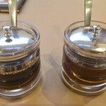 レストラン　イイジマ - 卓上の和風ソースとガーリックソース