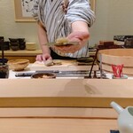 Sushimichi Sakurada - シャリ切りをした酢飯を味見