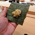Sushimichi Sakurada - 赤酢のシャリを海苔に乗せて