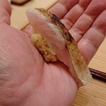 寿し道 桜田 - 炙ったノドグロの棒寿司は切り分けて手渡し