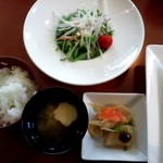 Ambiu - ランチの水菜のサラダとご飯