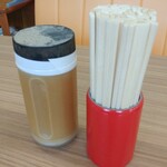 変竹林 - 卓上には割り箸と胡椒のみ