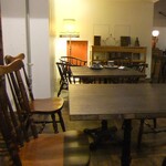 フロムアファー - 店内。茶室小雨で使用しているのと同じ椅子でした。