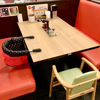 テーブル席には、お子様用の椅子を取り付けることができます