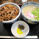 Karafurushokudou - お昼だけのワンコインサービス定食メニューの中から、牛丼＋ミニうどんを選びました♪