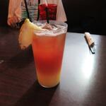 Eggs 'n Things - 私は飲み物はハワイで頂く定番のプランテーションアイスティーを注文。
            
            アイスティーにパイン等の果物を加えたフレーバーティーですね。
