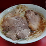 ラーメン二郎 - 分厚くデカいブタが2枚