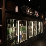 マグロ 日本酒 光蔵 - エレベーターを降りてすぐにある日本酒の冷蔵庫
