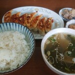 村井家 - 餃子定食 660円