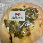 Ranzampa Kingueria No Borifu Doko To - 売店にてランチパンをゲット。
                      辛子高菜とパン  162円　内税
                      かる〜い感じの惣菜パンでした。
                      高菜は辛くはなかったです。
