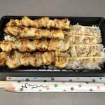 吾助 - 焼き鳥弁当…500円（特注：全てもも串&お新香抜き）