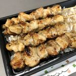 吾助 - 焼き鳥弁当…500円（特注：全てもも串&お新香抜き）