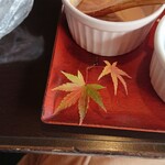 たらいうどん椛や - 紅葉が添えられていました