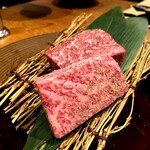 Wagyuu Yakiniku Ushiwaka Maru - シンシンの厚切りステーキ.リブシンの厚切りステーキ