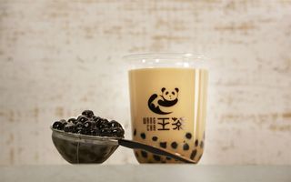 王府井 - タピオカ入り　ほうじ茶ミルクティー　店頭食べ歩き価格  560
ほうじ茶のミルクティーなので、一口目でほうじ茶ならではの芳しい香りが口の中に広がり、甘さの中にも若干の渋みも味わえて美味！　ほうじ茶ミルクティー！　