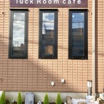 Luck Room cafe - 茶色の建物の一階にあります。