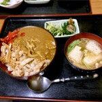 十八番 - 合いがけ丼(焼肉＆カレー)。￥900。