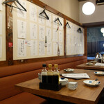 Aburirobata Yamao - 1階はカウンター席とテーブル席になっています。