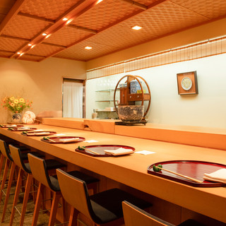 A Japanese aesthetic completed by first-class tableware and cuisine. Enjoy a superb dish in a tranquil space.