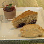 レストラン グースト - チョコレートのパンナコッタとダークチェリーのケーキ、キャラメルアイス