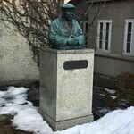 レイモンハウス - レイモンさんの銅像