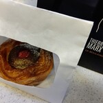 ティエリーマルクス ラ ブーランジェリー - ダノワーズショコラフランボワーズ  窓付きの袋に入れてくれます♪お洒落