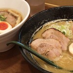 麺屋 はなぶさ - 鶏そばプレミアム (手前) と中華そば (奥)