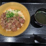 焼肉トラジ - 牛ハラミ丼 わかめスープ付…1019円+税（税込1120円）