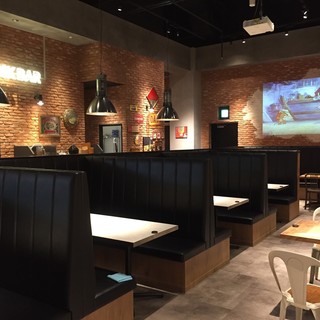 ゆったり過ごせるBOX席も多くご用意しており、店内ではトム＆ジェリーも放映中！
