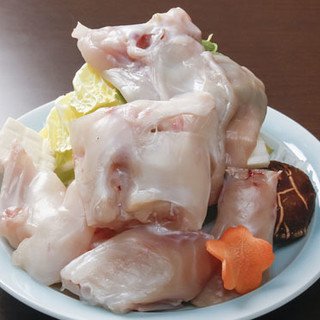活きの良いフグを、上品なポン酢でお召し上がりください