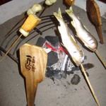 本家伴久 - 囲炉裏料理（鮎、団子、厚揚げ、一升ベラ）