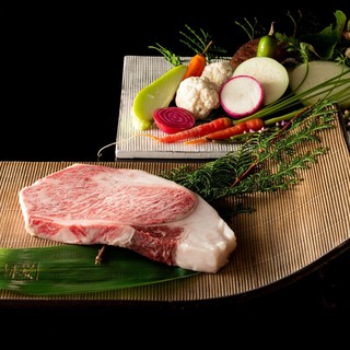 We purchase carefully selected seasonal ingredients such as meat, fresh fish, and vegetables picked in the morning.