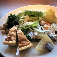 レッドフランマ - 前菜はこんな感じで・・「鰊と数の子のお料理」がワインに合うこと。 他には「キッシュ」「シーザーサラダ」「鰯のマリネ」など。どれも美味しい。