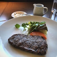 レッドフランマ - メインの「「ＵＳブラックアンガス　ミスジ肉　100ｇ」・・ステーキソースとレフォール（西洋わさび）添え。